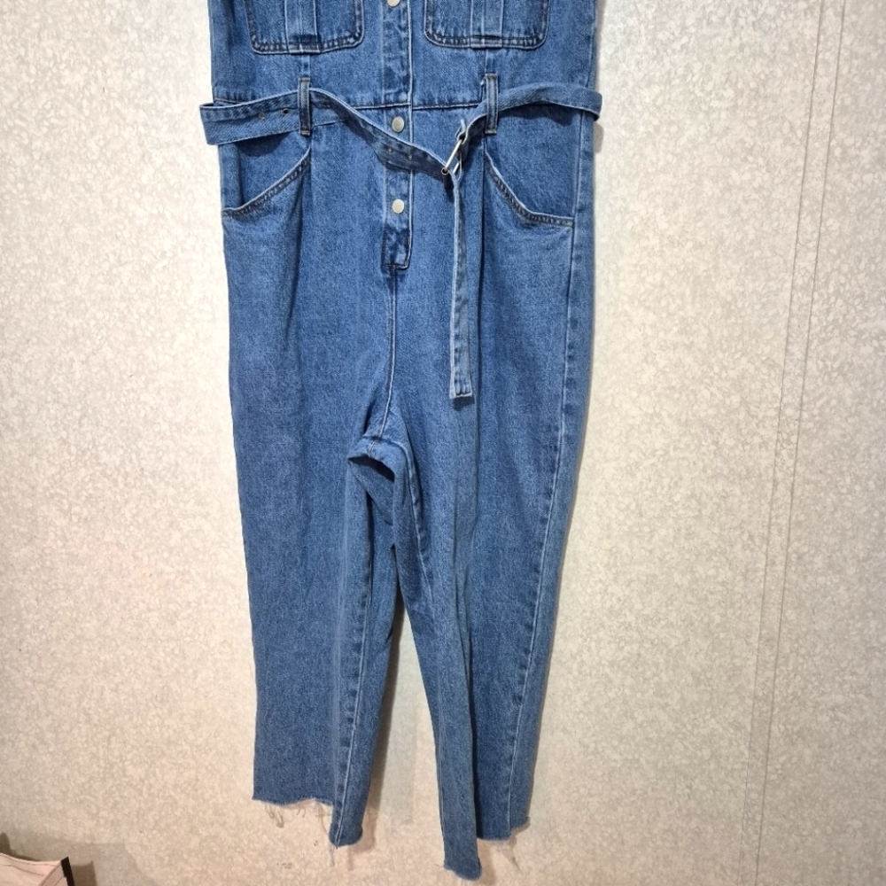 Blank NYC Blue Denim Jumpsuit with V-Neck and Tie Belt..SIZE:L - Picture 5 of 16